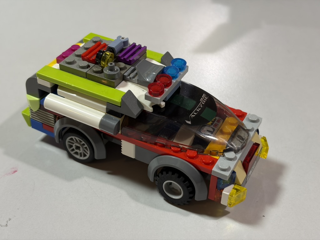 アメリカのパトカー、緊急ライトがっちゃんと赤と青です