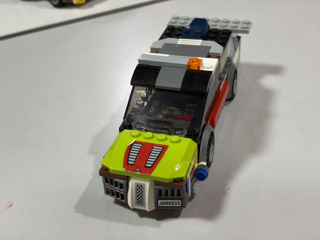 覆面パトカー、控えめな赤色灯がポイント